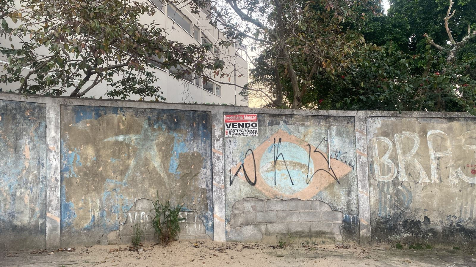 Vende Terreno Rua Charquinho, ao lado do n°  241 - Jd Alfredo