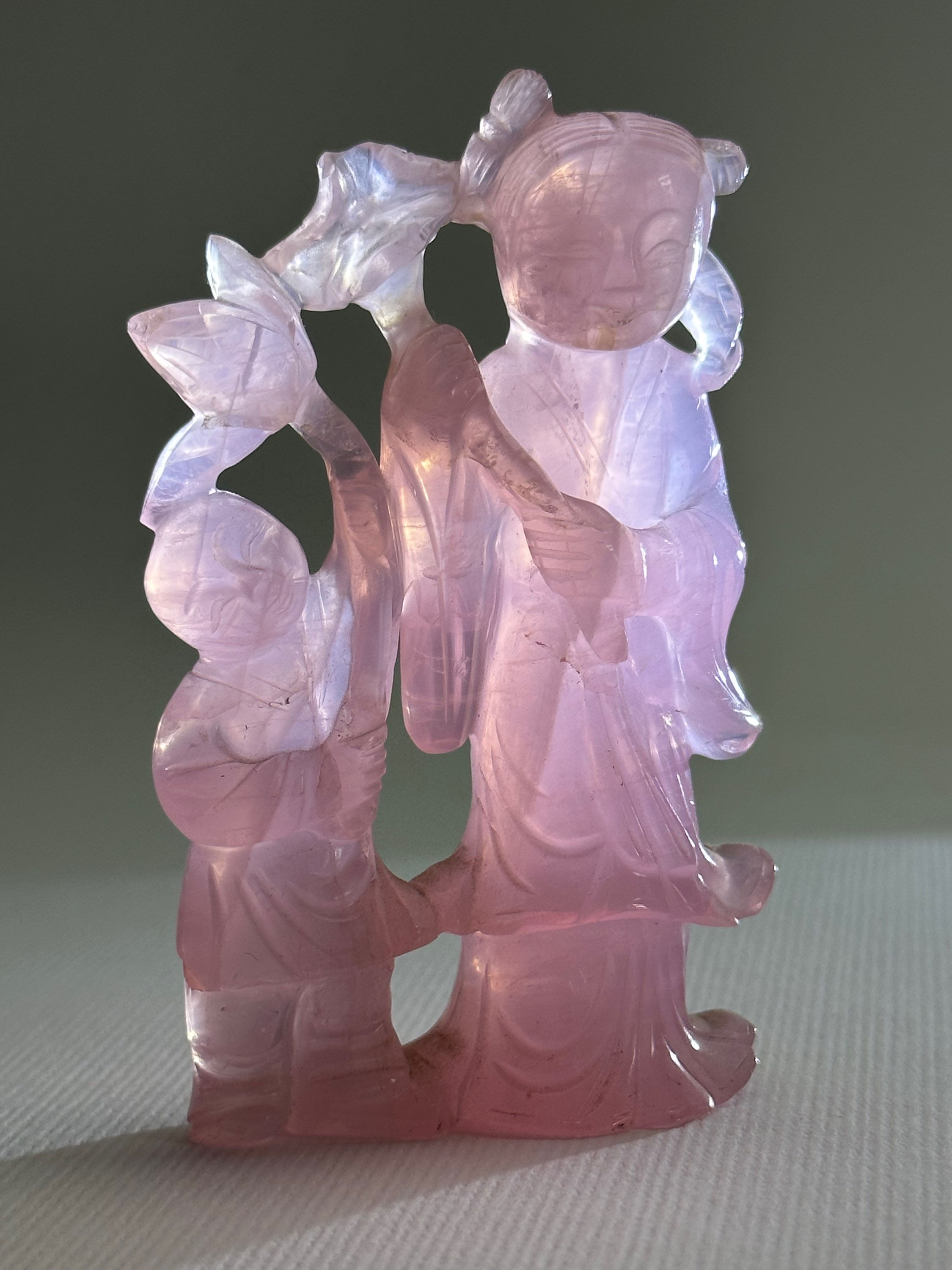 Figura tallada en cuarzo rosa