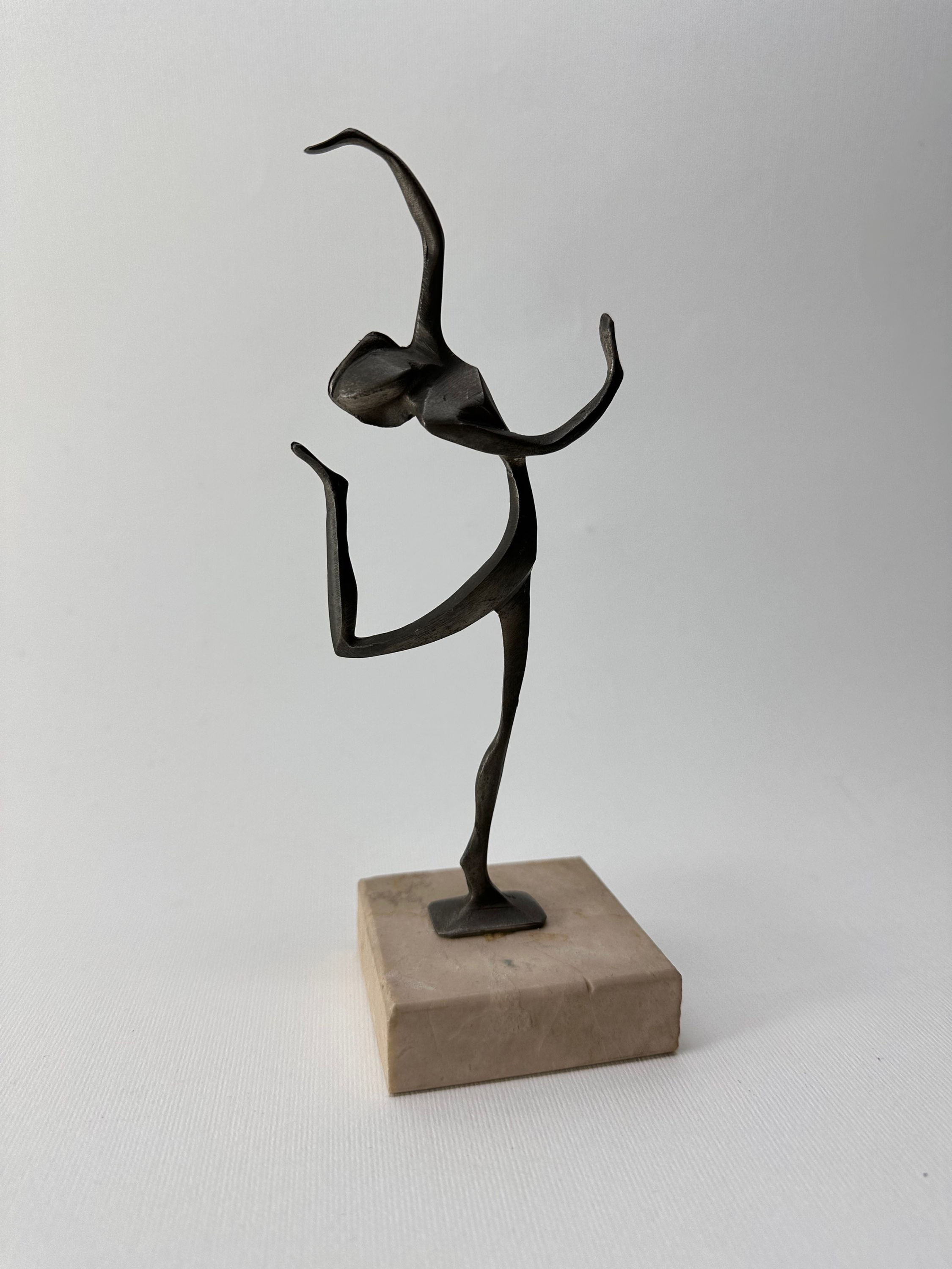 Figura Bailarina de Acero Art Decó