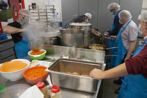 LC Turnhout helpt mee om 400 kerstmaaltijden te bereiden