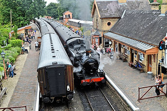 Trains_passing_at_Arley_(geograph_5797173).jpg