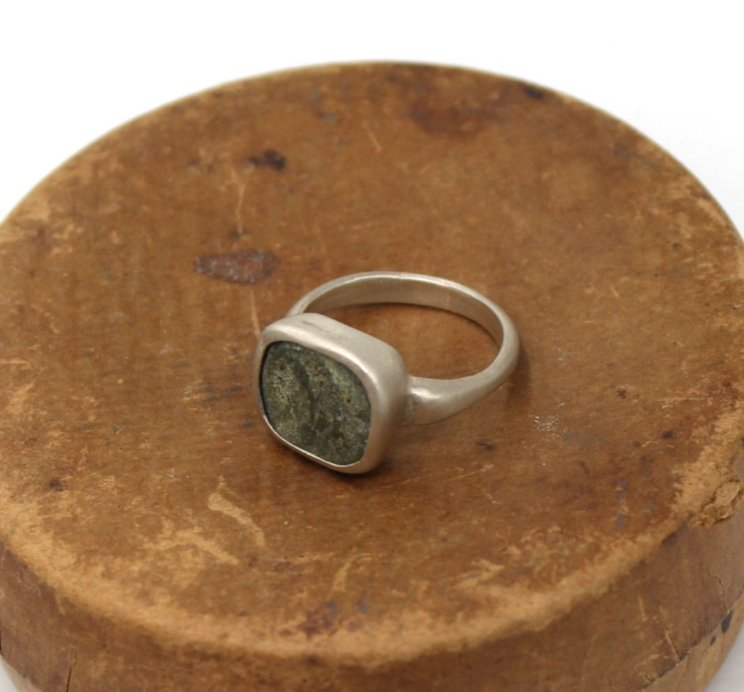 תמונה ראשית של טבעת פרינסס משובצת מטבע עתיק