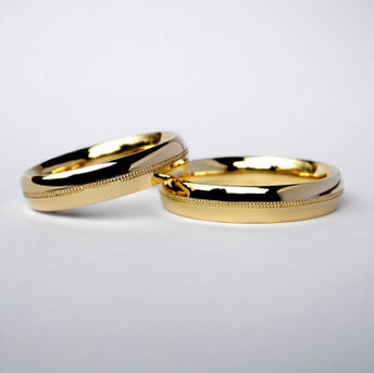 Vestuviniai žiedai pagaminti pagal užsakymą Vilniuje. Karolis Lizaitis juvelyras. Auksiniai. Balto, raudono, geltono aukso, skirtingų tekstūrų, su skirtingais brangakmeniais. Sukurti pagal  klientų norus. 
Juvelyrika, auksas, vestuvės, žiedai. Vilnius, Lietuva.