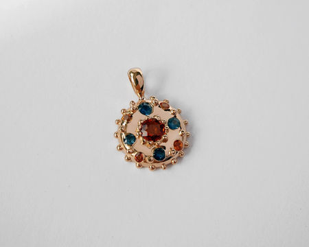 Originalūs ir vienetiniai auksiniai auskarai, įlieti brangakmeniai, cast not set technologija, parduodama. e shop . Original and unique gold earrings with inlaid gemstones, cast not set technology, for sale