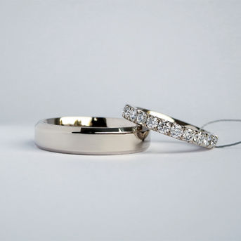 Deimantų eilutė. Vestuviniai žiedai pagaminti pagal užsakymą Vilniuje. Karolis Lizaitis juvelyras. Auksiniai. Balto, raudono, geltono aukso, skirtingų tekstūrų, su skirtingais brangakmeniais. Sukurti pagal  klientų norus. 
Juvelyrika, auksas, vestuvės, žiedai. Vilnius, Lietuva.