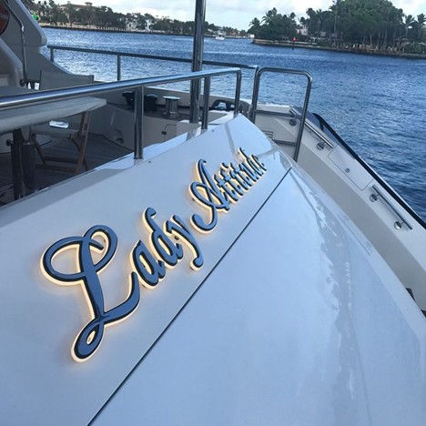 What Features Should You Look For in LED Signage for 40–80 ft Yachts?