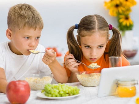 Por que seu filho não pode comer vendo TV! A razão real…