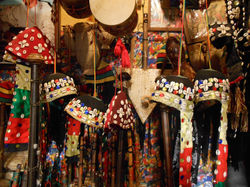 Instrumentos e chapéus tradicionais