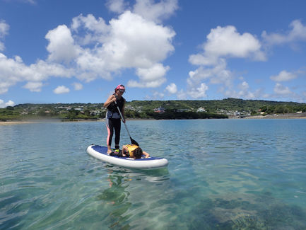[沖縄・那覇にあるマリングッズレンタル専門店]　窓付きSUPで楽しもう♪