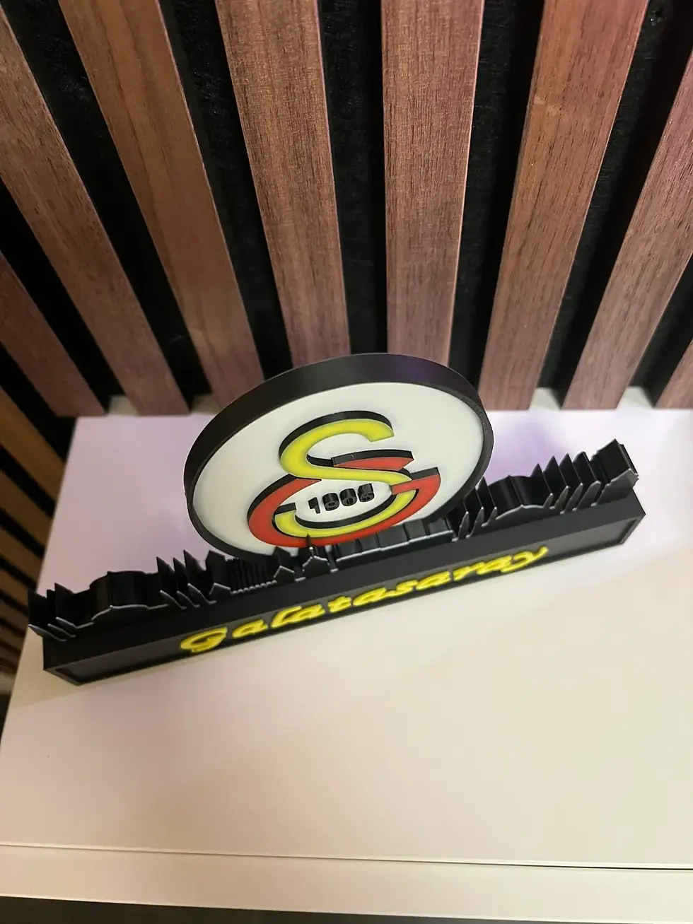 Küçük resim: İstanbul Silüetiyle Taraftar Biblosu (Sarı-Kırmızı)