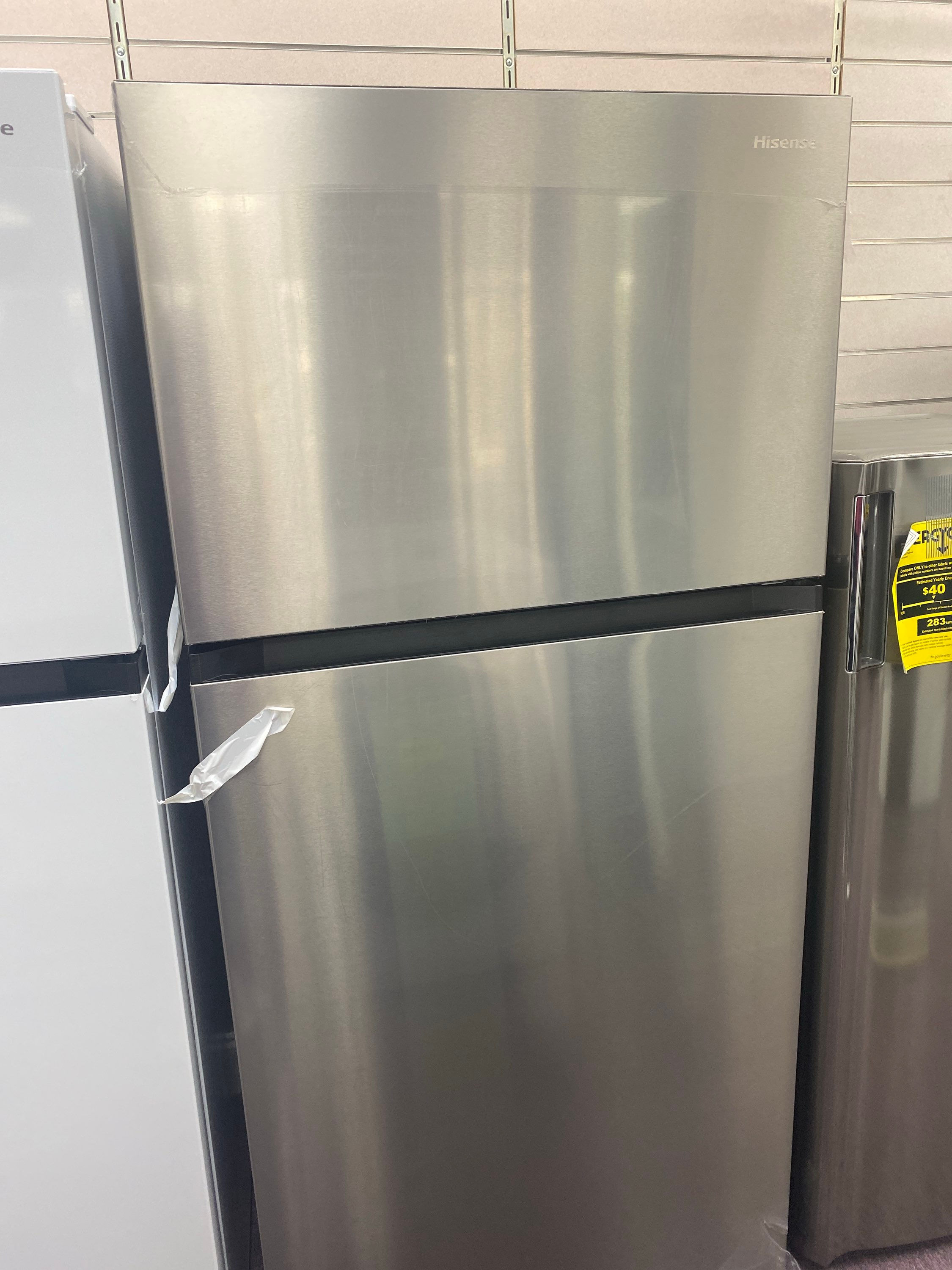Hisense 18.1-cu Ft counter -Depth 40-in Wide Top-Freezer Refrigerator 