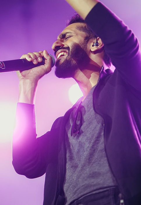 Pranav DM of Perfect Strangers India singing on stage