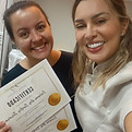 Uma foto da Michele Fernandez com uma aluna