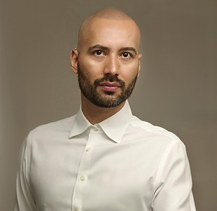 pedro fondo gris.jpg