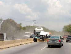 Accidente múltiple en carretera a Acajutla deja tres lesionados