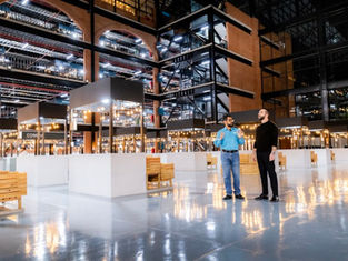 Presidente Nayib Bukele recorre las instalaciones del nuevo Mercado San Miguelito, construido desde cero después del incendio que consumió toda la antigua estructura en el año 2021.