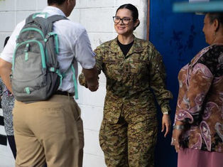 Ministra de Educación, Karla Trigueros, continúa visitando centros educativos para verificar la implementación de las nuevas medidas.