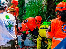 Adulto mayor resulta lesionado tras caer en un barranco de cinco metros