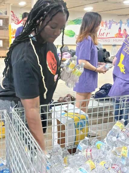 Diamond Leadership Academy Donates to Baton Roige Food Drive (2).jpg