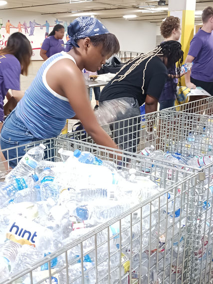 Diamond Leadership Academy Donates to Baton Roige Food Drive (1).jpg