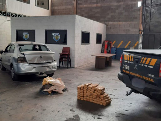 PRF apreende drogas e recupera veículo roubado