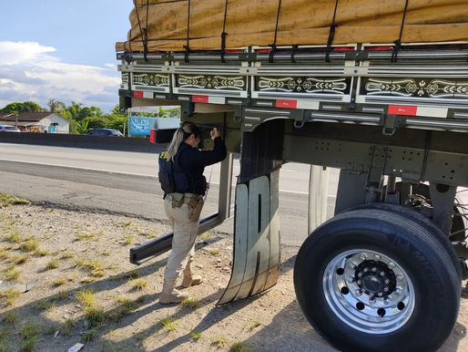 PRF flagra caminhão com traseira excessivamente arqueada em Barra Velha
