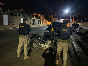 PRF recupera motocicleta com registro de furto e documento falso durante fiscalização em Picos (PI)