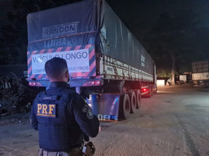 PRF apreende caminhão com carga ilegal de madeira na BR-230, Marabá/PA
