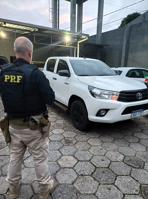 PRF recupera picape roubada e prende homens armados após perseguição no Sul catarinense