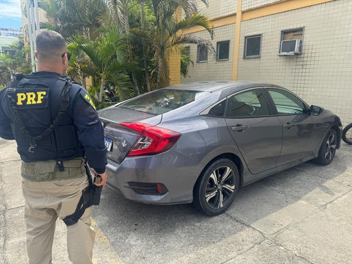 Carro roubado na Zona Norte do Rio é recuperado na Rodovia Presidente Dutra