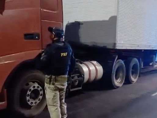 Motorista abandona caminhão adulterado e pula de ribanceira durante abordagem da PRF em Caruaru