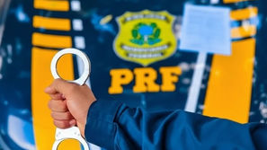 PRF prende passageiro com mandado de prisão por homicídio na BR-116, em Milagres (CE)