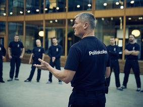 Sådan træner du op til politiskolens fysiske test (øvelser og vejledning)