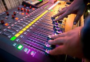 294576-mesa-de-som-para-estudio-de-radio