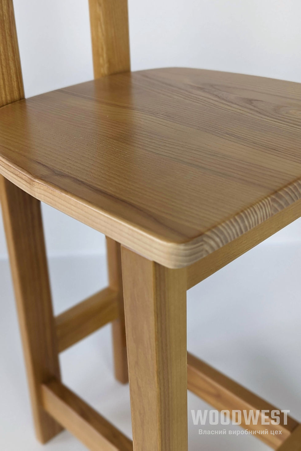 Прев'ю: дерев'яний барний стілець