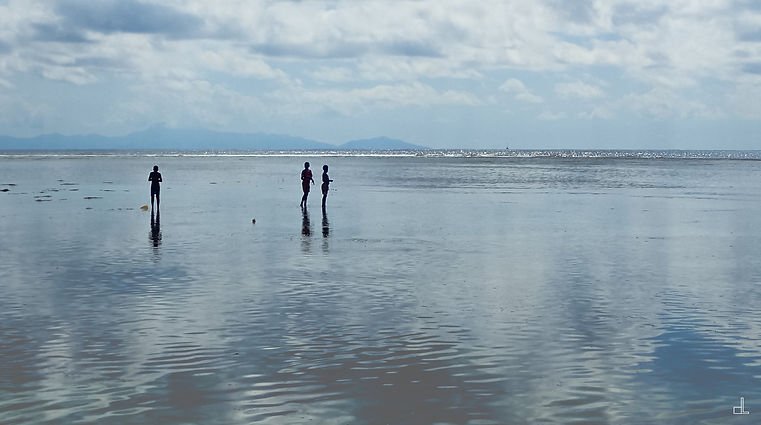 photographie contemporaine christian lefevre mer-enfants -3 jeunes gens horizon-signe.jpg