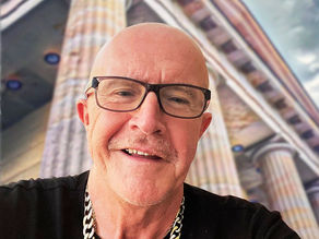 Ian Jones - Fine art pointillism pioneer and gallery owner.