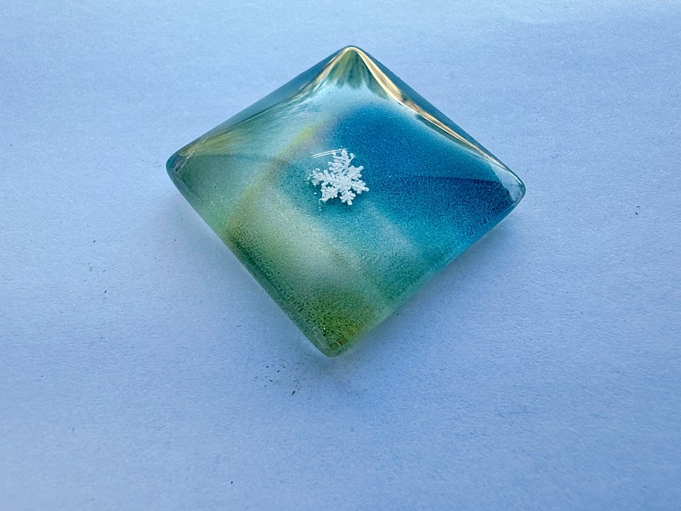 Thumbnail: Preserved Snowflake Art Display, 25mm Real Snow Crystal, Rainbow Snowflake, Glas