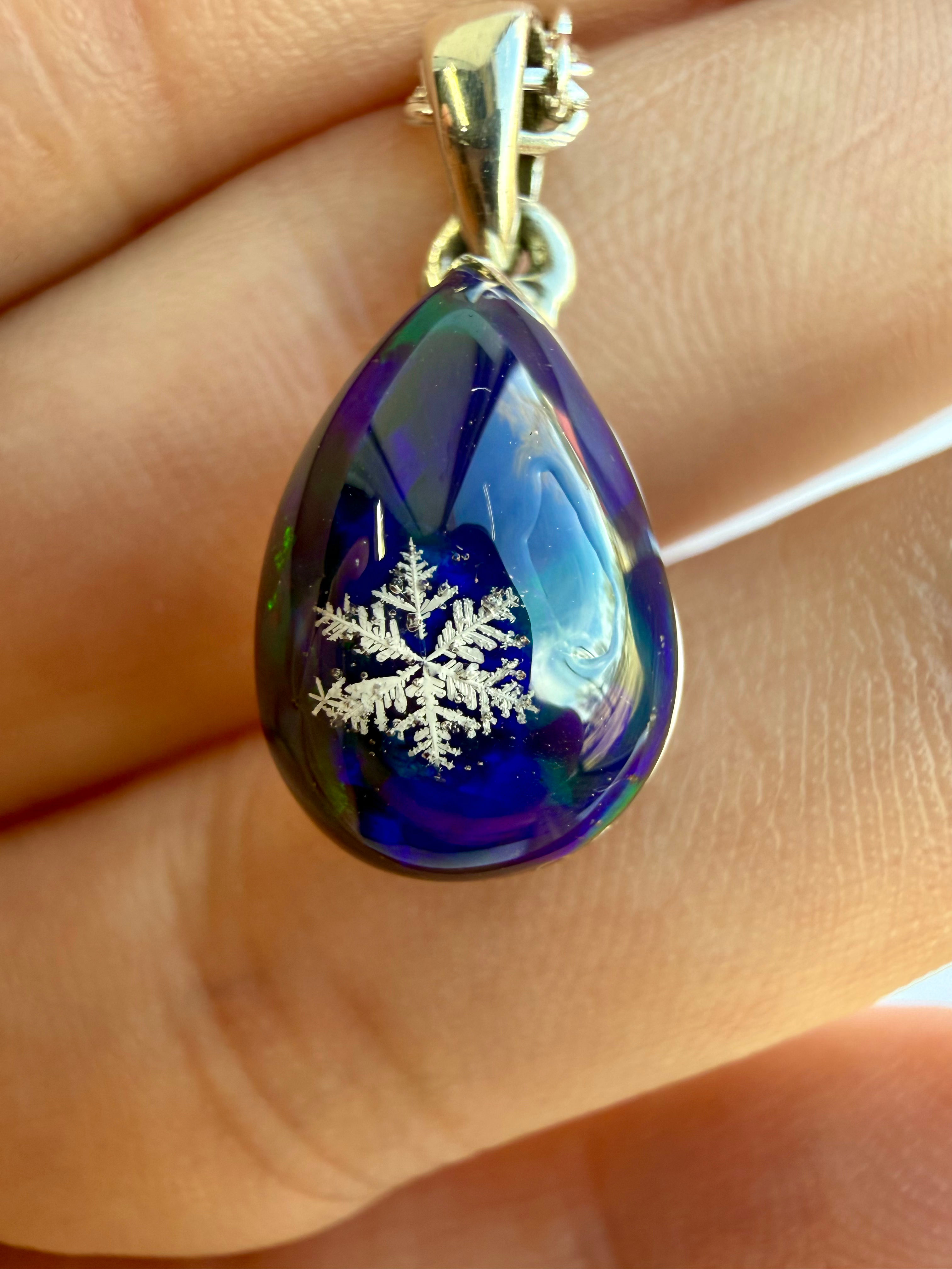 Pendant-Black Opal/Preserved Snowflake