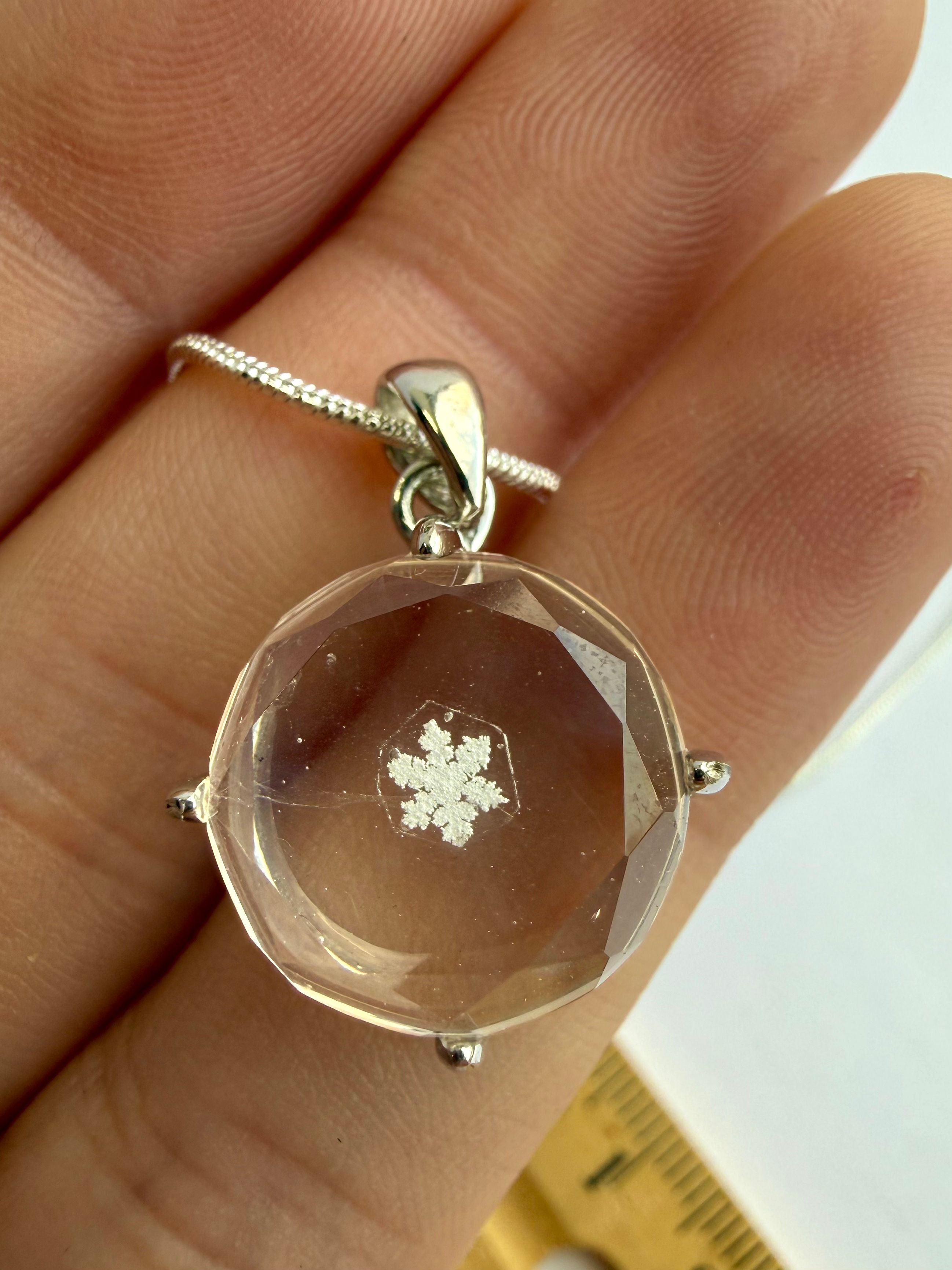 Pendant-Quartz/Preserved Snowflake 