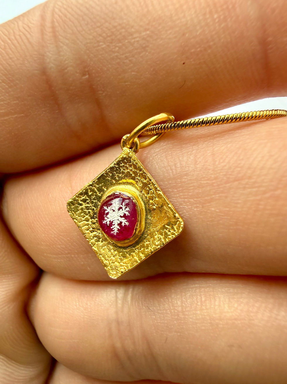 Miniaturbild: Pendant-18k solid gold/Ruby/Preserved Snowflake