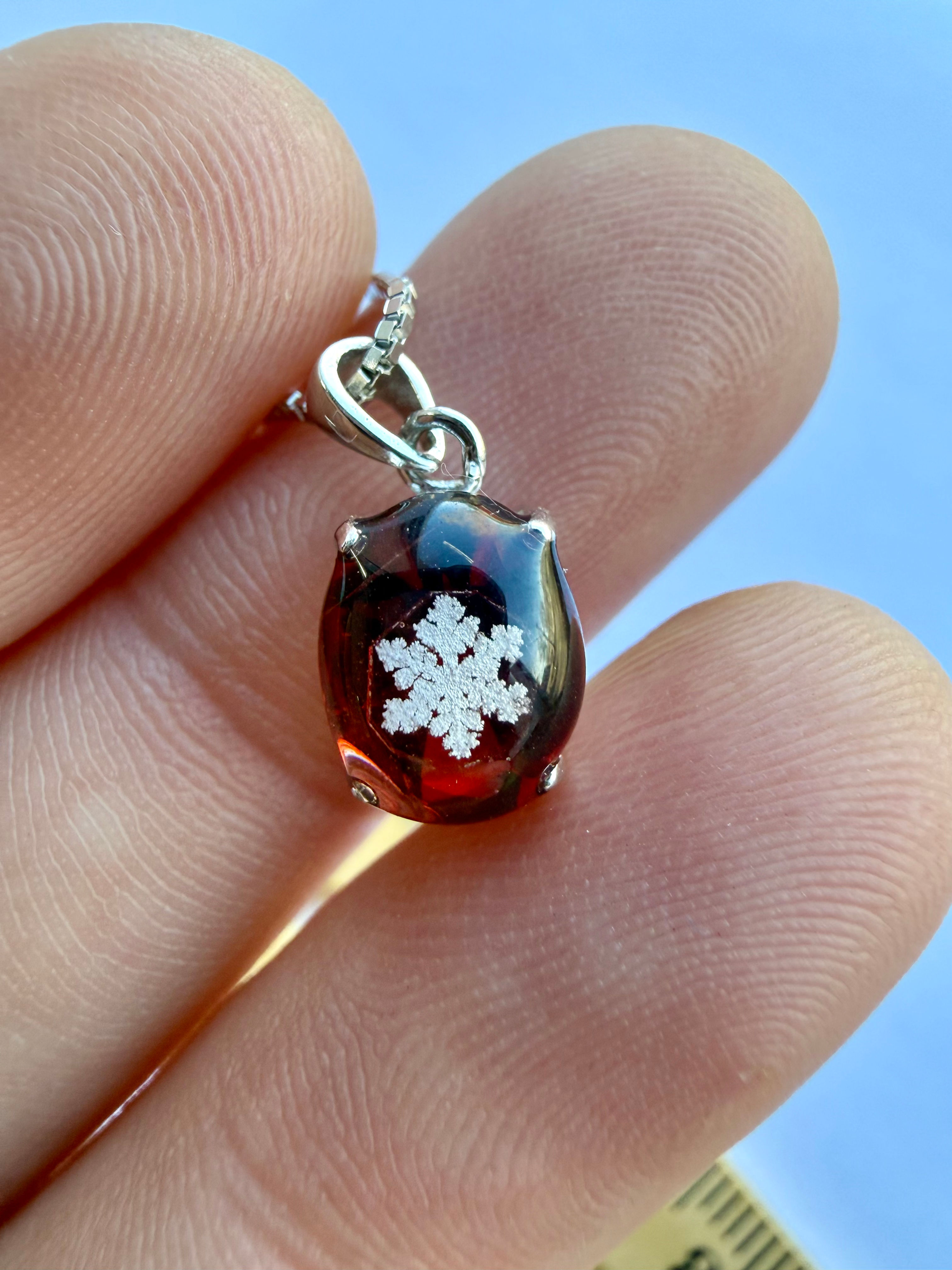 Pendant-Garnet/Preserved Snowflake