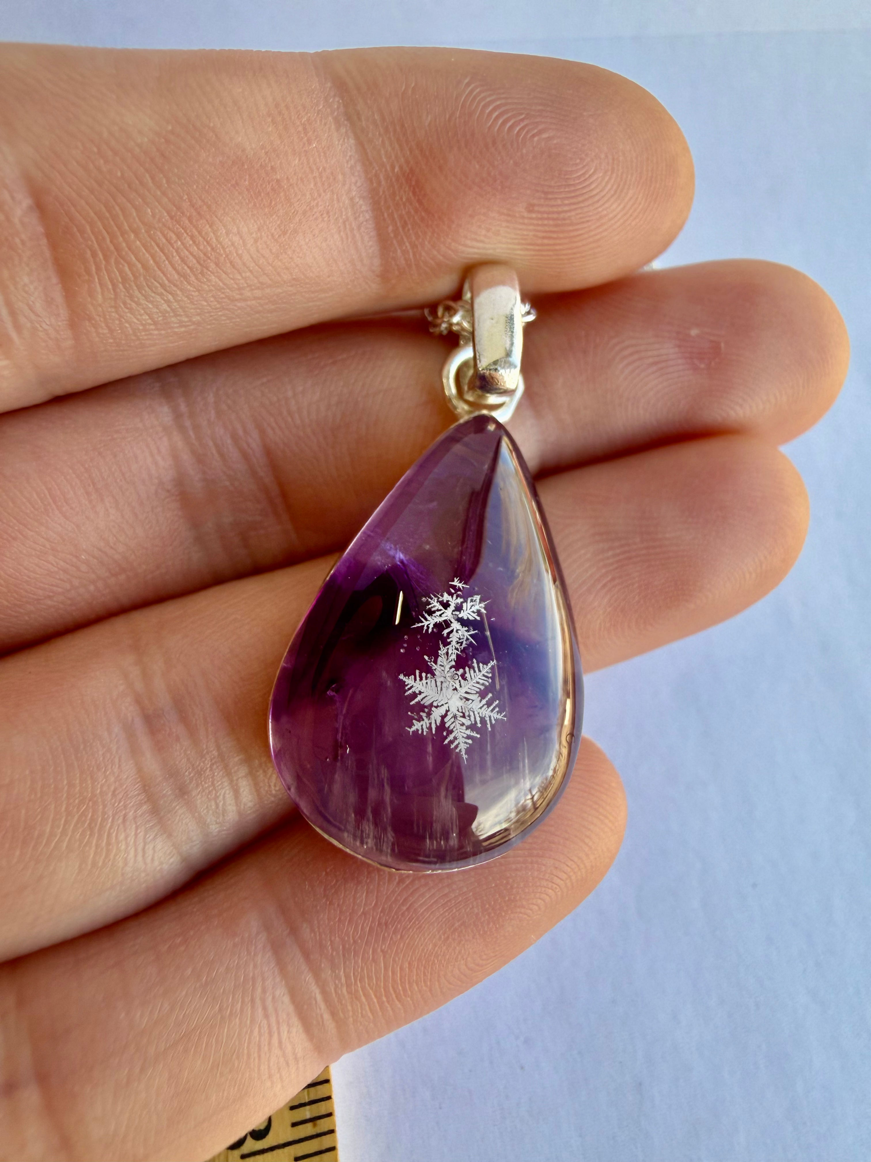 Pendant-Amethyst/Preserved Snowflake