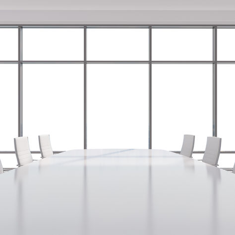 Leerer weisser Besprechungsraum mit weissen Stühlen, ohne Menschen, Symbol für Strategie ohne Substanz