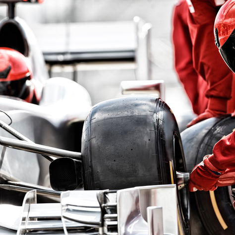 Formel-1-Mechaniker beim Reifenwechsel: eingespieltes Team mit klaren Verantwortlichkeiten und schnellen Entscheidungen