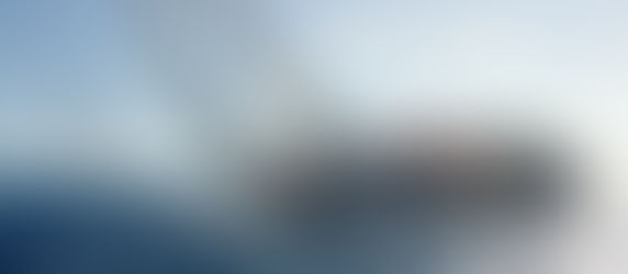 Segelyacht krängt hart am Wind, die Crew justiert koordiniert die Segel: Kurs gegen den Wind als Bild für anpassungsfähige Organisationen, die ihr Ziel durch ständiges Umstellen erreichen.