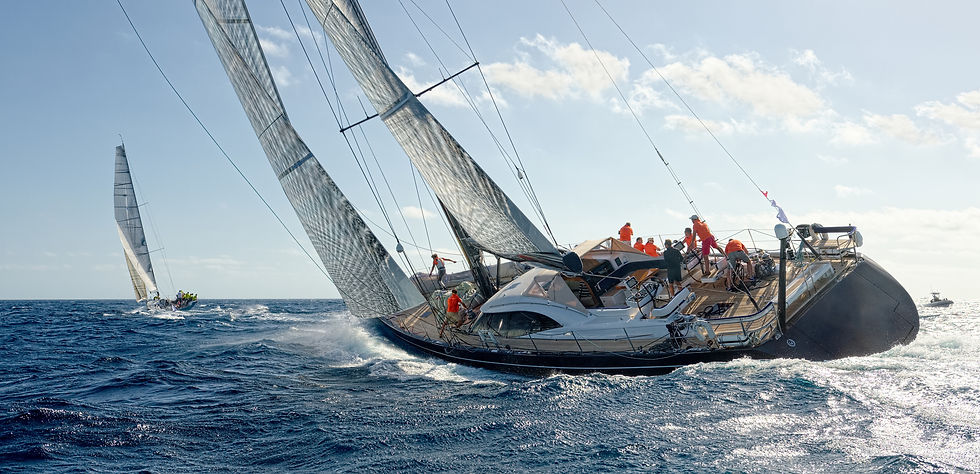Segelyacht krängt hart am Wind, die Crew justiert koordiniert die Segel: Kurs gegen den Wind als Bild für anpassungsfähige Organisationen, die ihr Ziel durch ständiges Umstellen erreichen.