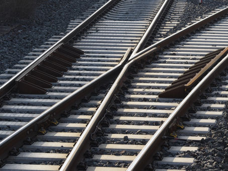 Zwei Bahngleise kreuzen sich: Weichenstellung als Metapher für Entscheidungsarchitektur im Führungsgremium