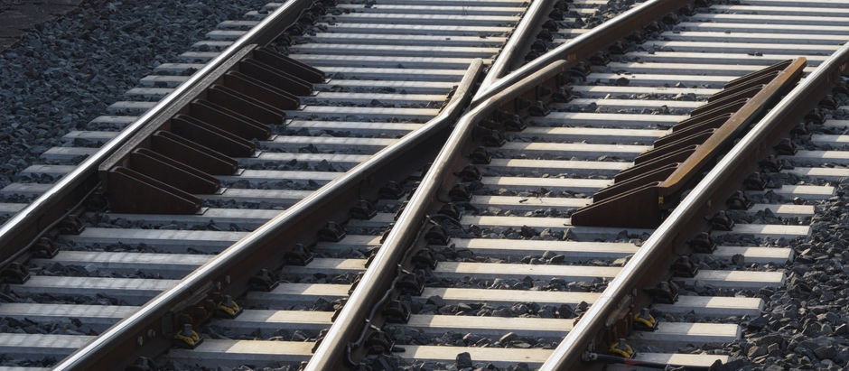 Zwei Bahngleise kreuzen sich: Weichenstellung als Metapher für Entscheidungsarchitektur im Führungsgremium