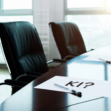 Schweizer Bürogang mit drei Türen, beschriftet Verwaltungsrat, Geschäftsleitung und IT. Nur die IT-Tür steht offen. Symbol für die Delegationskette der KI-Frage in Schweizer Unternehmen.